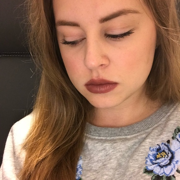 Meet your Posher, Holly 💗 - Picture 4 of 10